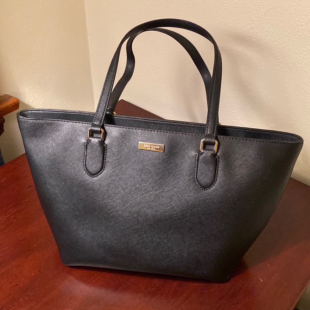 Classy Medium Black Kate Spade Shoulder Bag.